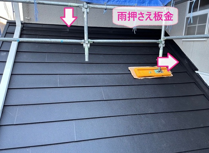 スレート重ね張り工事で壁際に雨押さえ板金を取り付けている様子